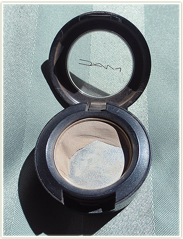 The Brow Filler-Iner – MAC eyeshadow in Omega