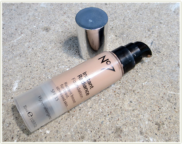 Boots No7 Instant Radiance Foundation in Cool Vanilla
