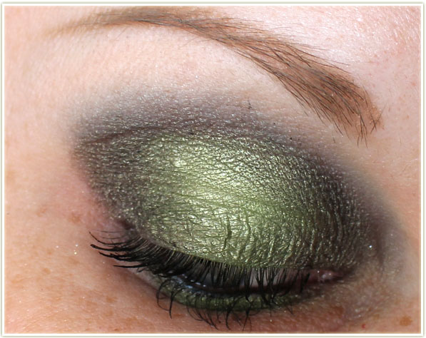 Green halo eyeshadow