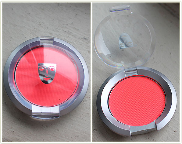 Kryolan – UV Dayglo Pressed Powder in Neon Red ($13.19 CAD)